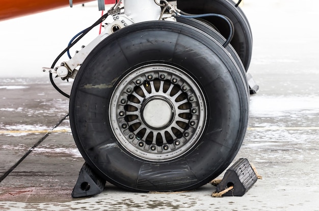 Landing gear rubber, tire under the wing of the aircraft.