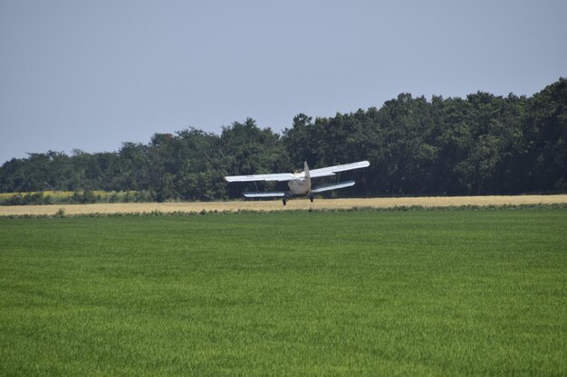 Landing op het veld voor het bijvullen van meststoffen An2
