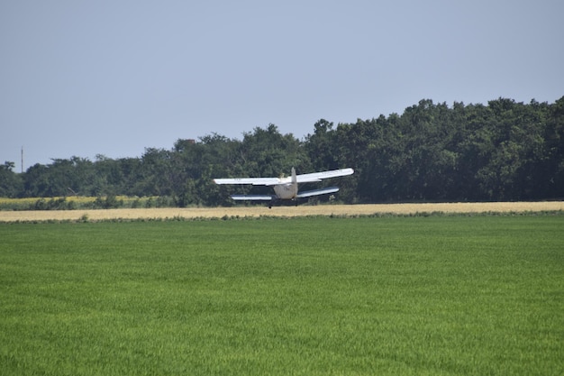 Landing op het veld voor het bijvullen van meststoffen An2