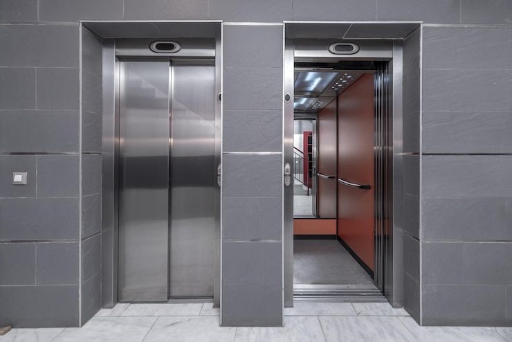 Photo landing of a residential building with double elevators