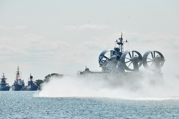 Landingsvaartuig luchtkussen LCAC hovercraft landingsvaartuig zeilen opspattend zeewater met hoge snelheid. Zwevende vaartuigen die boven water vliegen, luchtkussen zeilen in de buurt van de haven aan de Oostzee. Russische marine