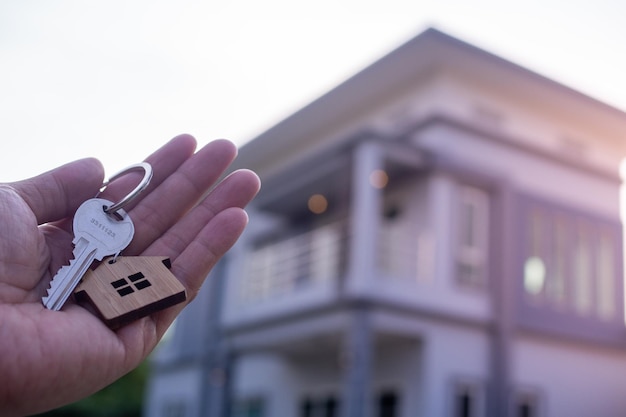 집주인은 새 집의 집 열쇠를 잠금 해제합니다. 부동산 중개인, 판매 중개인 주택 매매 및 임대