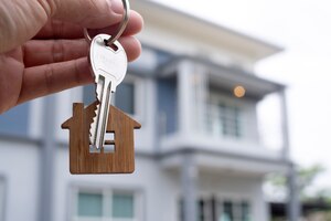 Il proprietario sblocca la chiave di casa per la nuova casa. agenti immobiliari, agenti di vendita.