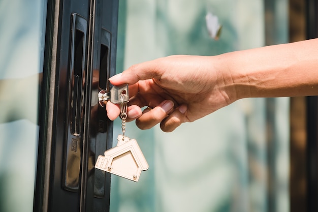 Il proprietario sblocca la chiave di casa per la nuova casa