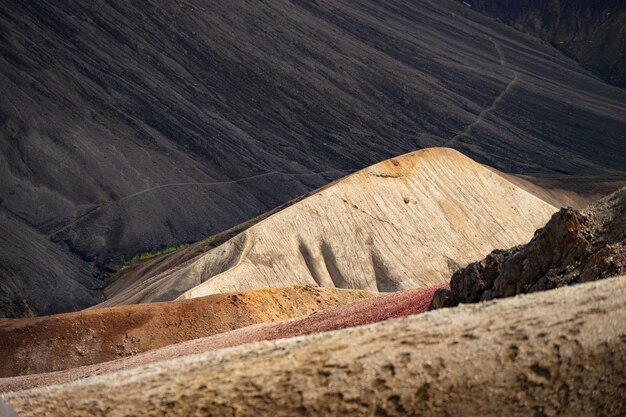 Landmannalaugar 검은 화산재에 다채로운 언덕