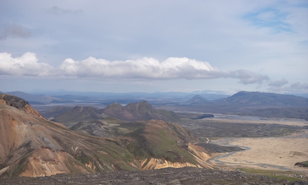 Landmannalaugar-vallei. ijsland. kleurrijke bergen op het wandelpad laugavegur. de combinatie van lagen veelkleurige rotsen, mineralen, gras en mos.