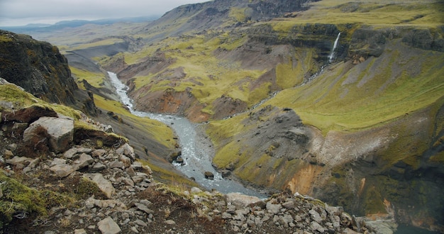 Landmannalaugarcanion dichtbij Haifoss-waterval in het hoogland van IJsland