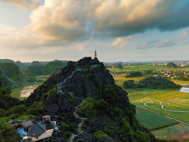 Photo landmark buddhist pagoda in the top of the mountain in the dragon mountains