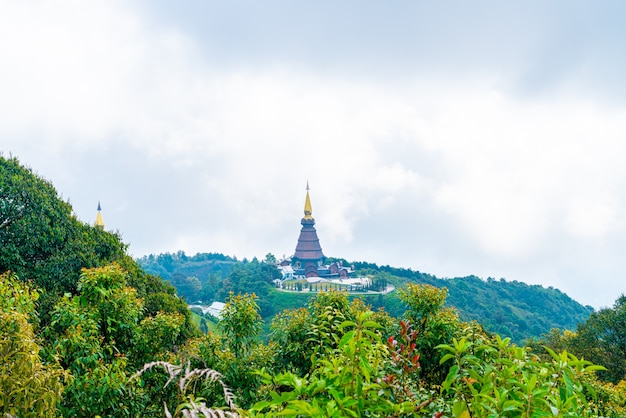 Foto landmark pagoda nel parco nazionale di doi inthanon con cielo nuvoloso a chiang mai, thailandia.