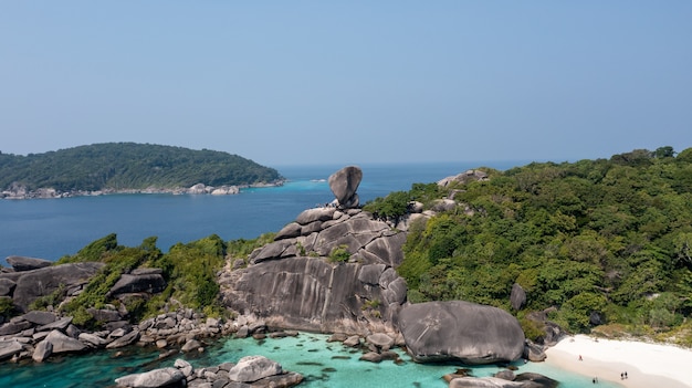 Photo landmark of the similan islands where people all over the world come beautiful crystal clear sea at tropical island similan island andaman sea thailand