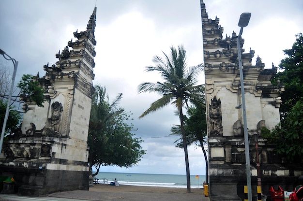 발리인과 인도네시아인, 외국인 여행자를 위한 발리의 랜드마크는 인도네시아 발리 쿠타 해변을 방문하고 휴식을 취합니다.