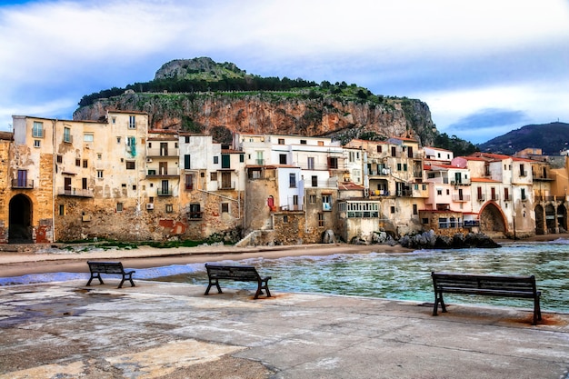 イタリアのランドマーク、シチリア島の美しい海岸沿いの町チェファル