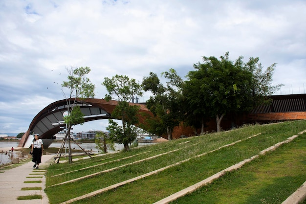 Photo landmarks pa san or pasan wooden bridge for thai people and foreign travelers journey and travel visit at pak nam pho confluent estuary chao phraya river on october 29 2022 in nakhon sawan thailand