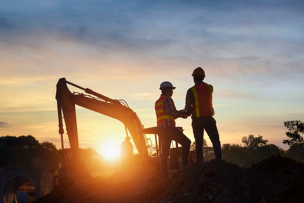 Landmeter ingenieur werknemer meten met theodoliet op wegwerkzaamheden maken. Enquête ingenieur in bouwplaats.