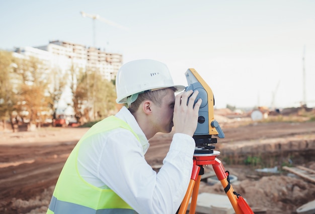 Landmeter man in witte helm