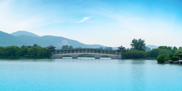 Ландшафтная архитектура и природный ландшафт озера Юньлун в Сюйчжоу