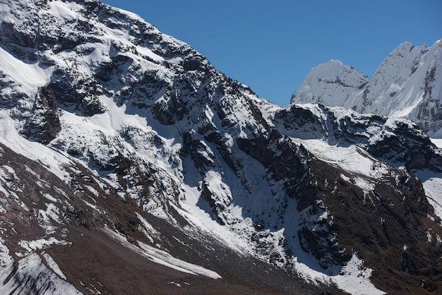 Foto paesaggio della montagna innevata auzangate a cusco, in perù, in fase di scioglimento a causa del riscaldamento globale