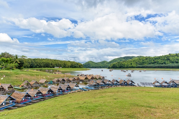Paesaggio del rifugio della zattera di bambù che galleggia sul fiume huai krathing in thailandia
