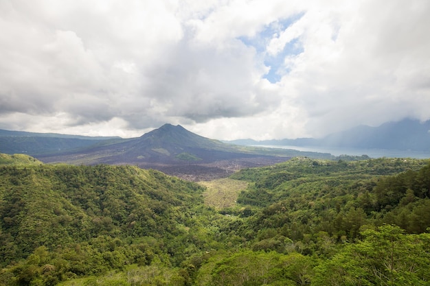 インドネシアのバリ島のバトゥール火山の風景