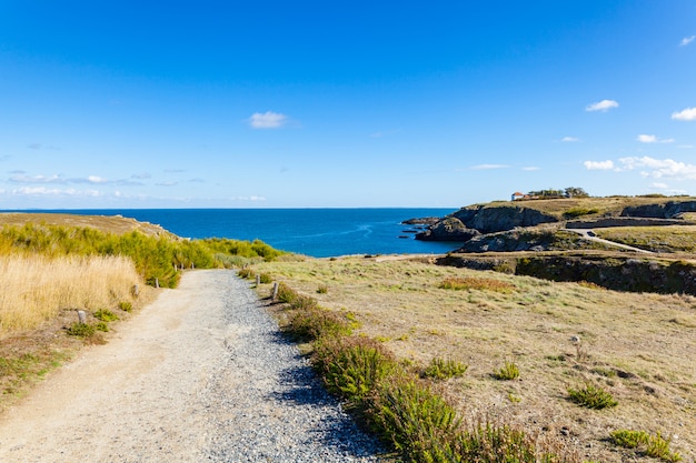 Пейзаж пляж скалы скалы берега в Belle Ile en Mer в точке жеребят в Морбиан