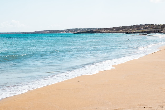 Foto paesaggio di spiaggia e mare. bellissima costa con sabbia