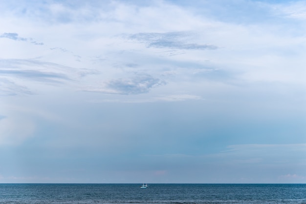 Abbellisca la spiaggia con cielo blu in tailandia.