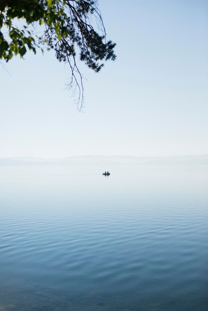 晴れた日に夏の美しい青い湖の風景