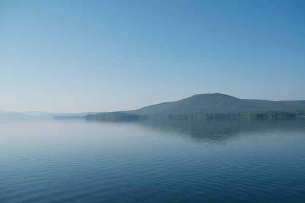 Ландшафт красивого голубого озера летом в солнечный день