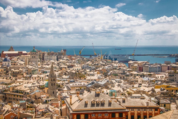 ジェノヴァの美しい中世イタリアの都市の風景。