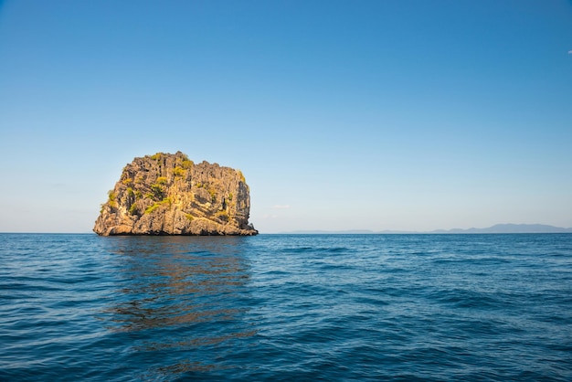 青い海の美しい岩が多い熱帯の島の風景