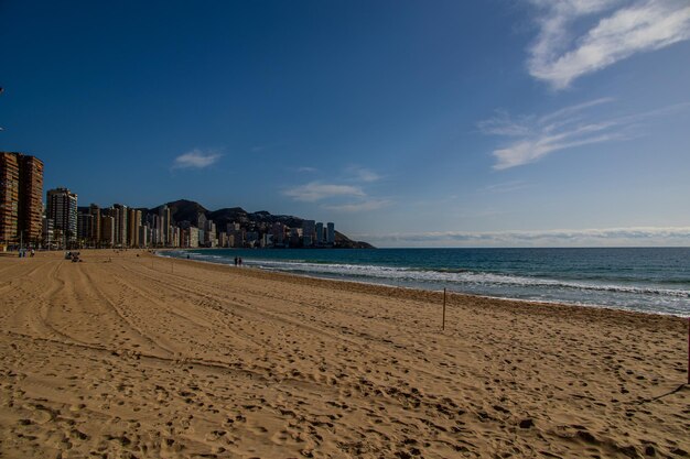 Photo landscape of benidorm spain in a sunny day on the seashore