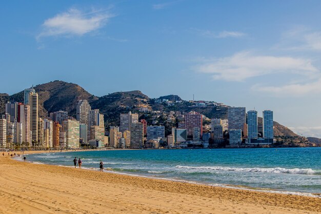 Photo landscape of benidorm spain in a sunny day on the seashore