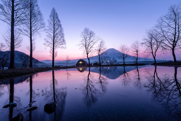 फोटो landscape blue sky fumoto para camping ground and fuji mountain with tree reflection