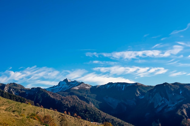 Photo a landscape of blue sky between mountains