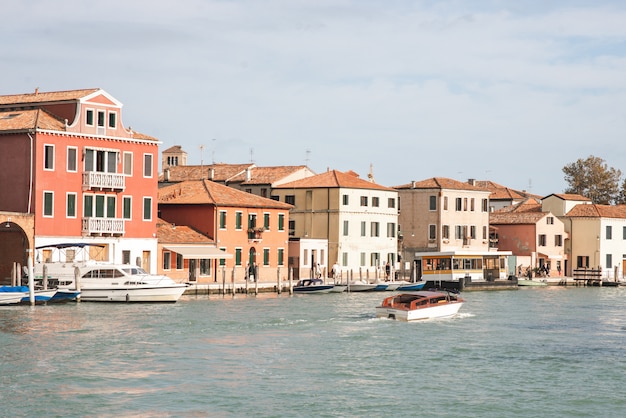 Il paesaggio del mare in barca e l'architettura dell'isola di murano, venezia. turismo nelle isole di venezia.