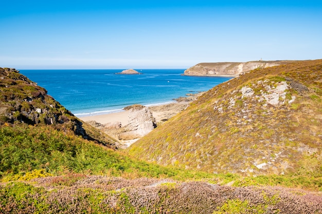 夏のビーチ、岩、崖のあるフレエル岬地域のブルターニュ海岸の風景。