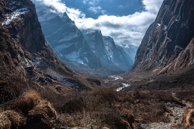 Vista del canyon del paesaggio con le nuvole