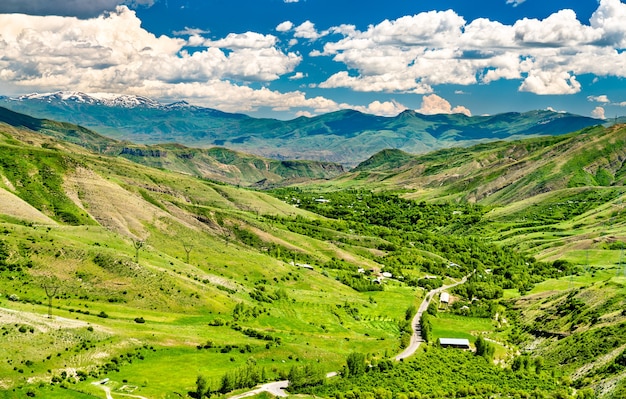 Photo landscape of the caucasus mountains at vardenyats pass in armenia