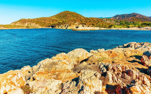 Пейзаж пляжа Чиа и голубых вод Средиземного моря в провинции Кальяри на юге Сардинии в Италии. Пейзажи и природа. Смешанная техника.
