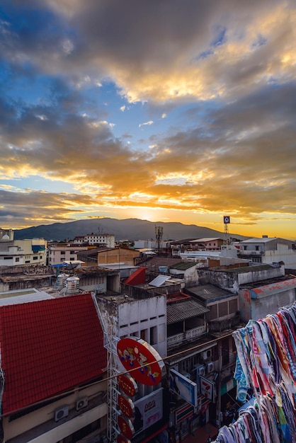 Paesaggio dello skyline di chiang mai cityscape alla sera con cielo crepuscolare colorato e nuvole