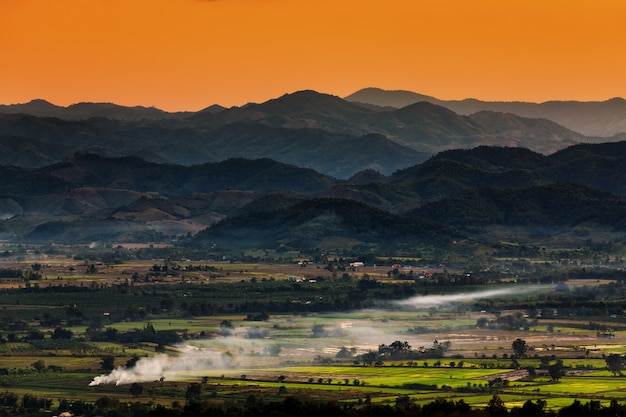 農地と山の背景を持つタイ北部のチェンマイの風景