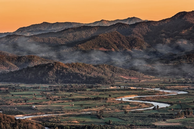 Foto abbellisca in chiang mai nordico della tailandia con il fondo del fiume e del moutain di kok