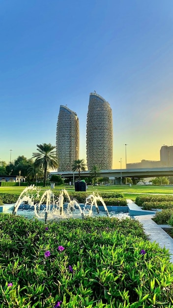 Photo landscape of a city skyline with green plants on the foreground