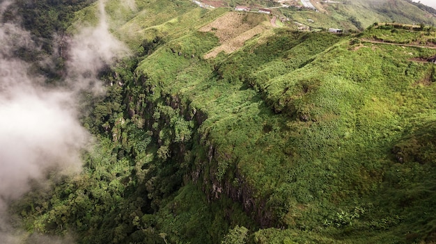 崖の端と霧の風景