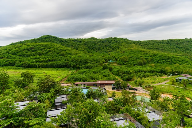 상위 뷰에서 저녁에 일몰 구름, 산 및 숲의 풍경.