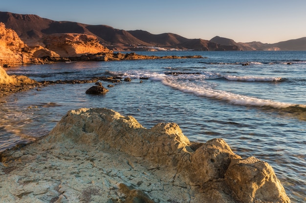 Photo landscape on the coast of escullos. natural park of cabo de gata. spain.