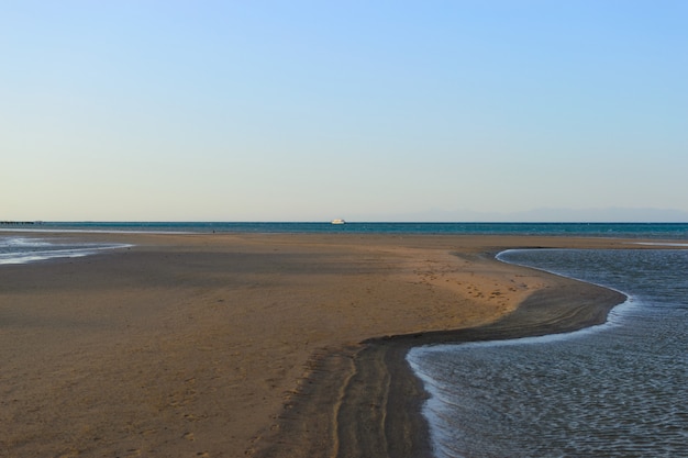 Пейзаж побережья моря отлива