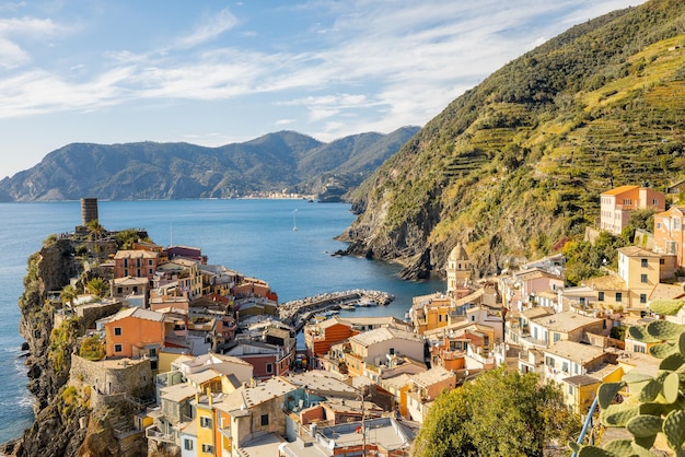 이탈리아의 베르나차 마을이 있는 해안선의 풍경