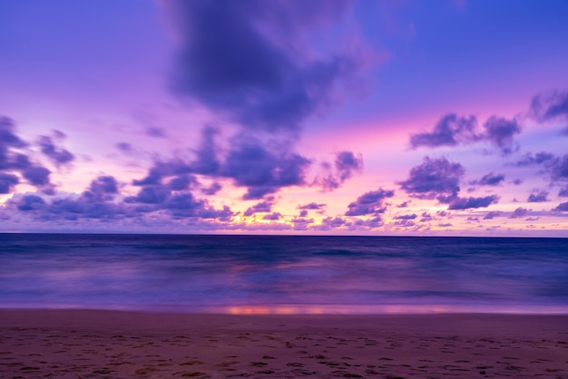 夕暮れや日の出の色とりどりの雲の景色熱帯海に映る海上の空美しい海景自然の光景色の自然の背景