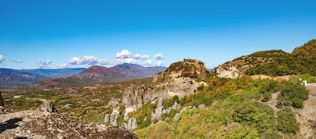 Paesaggio delle montagne di corfù con pianta.